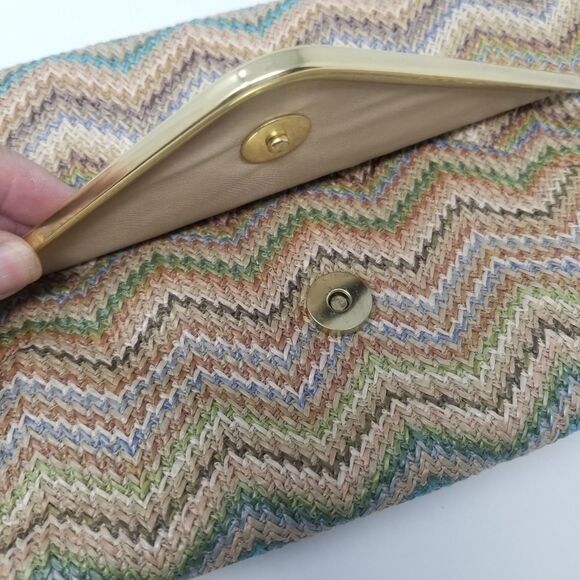 Chevron Print Wristlet/Clutch bag. - Picture 8 of 13